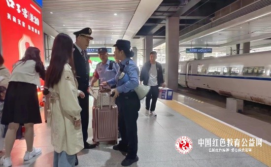旅客突犯例假痛，列车长暖心照顾