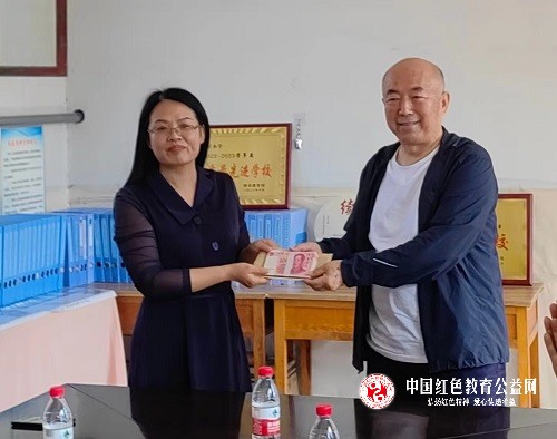 爱心善举显真情    捐赠助学暖人心