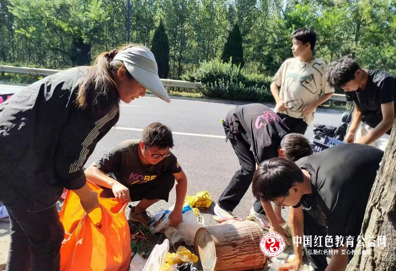 遇事不惧帮人困  雷锋精神放光芒