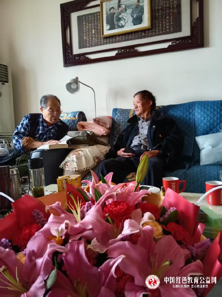 “鲜花送英雄 新书赠将军 ——向枣庄籍抗美援朝老战士李宜俊将军赠新书”