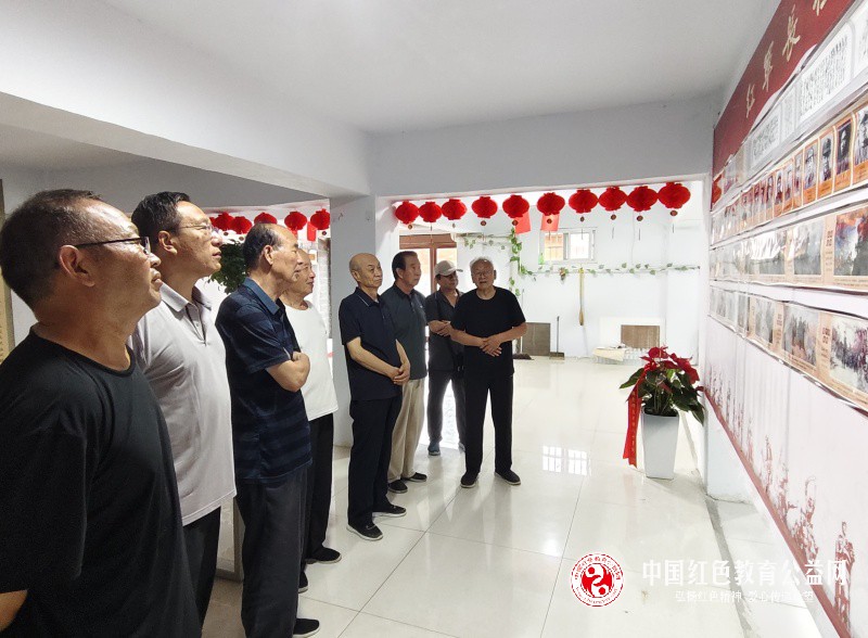 绛县关工委班子 参观八旬原关工委执行主任韩胜泉“纪念抗战胜利80周年书画展”