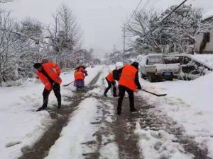 湖北省英山县农村公路局全力以赴上路铲雪除冰保畅通